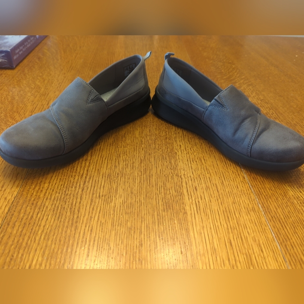Cloudsteppers Clarks Soft Cushion Grey Loafers Hook & Loop Closure Women's 9.5M - Picture 6 of 10